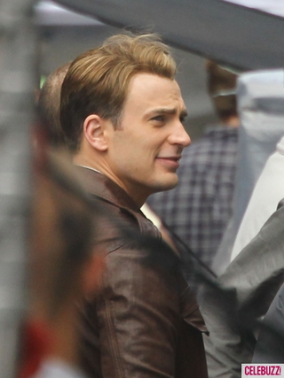 Illustration for article titled The Avengers set photos